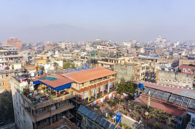 尼泊尔最大的城市，市区几乎没有什么高楼，还不如国内普通县城