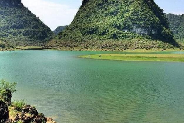 广西境内的“变脸湖”，四季景色不同，因游客这个举动日渐变丑