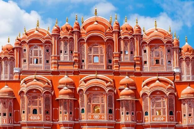 印度浪漫粉红宫殿，建有953扇窗户，只为方便王妃看风景