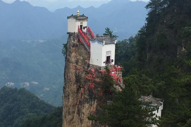 中国有个超险峻的道观，三面都是悬崖，却屹立500年不倒