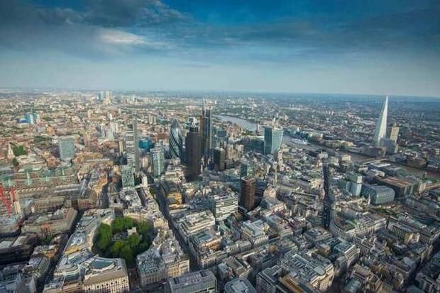 一座高楼很少的世界一线城市，国际地位仅次于纽约，你知道是哪吗