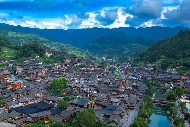 贵州有一苗寨，依坡筑屋景色宜人，体验苗文化的好去处