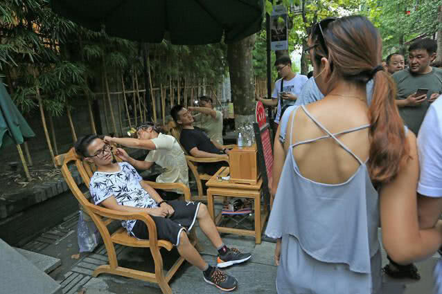 老成都最火爆的街头服务：5分钟收费30元，数十种工具轮番上阵