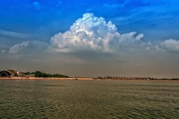 鄱阳湖景色悠然，环境优雅，空气清新；狮子峰云雾飘渺、人间仙境