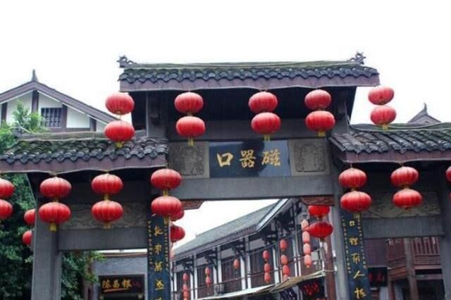 磁器口古镇，山楼尽处苇初花，大段江程取势斜，行过慈溪秋更远