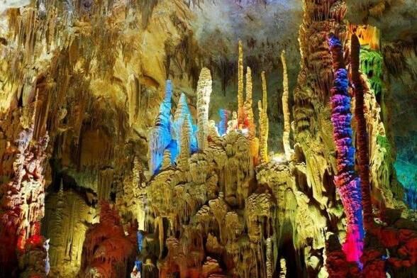 丰都鬼城独特的文化内涵，充满趣味性；重庆酸辣粉更是口味俱佳