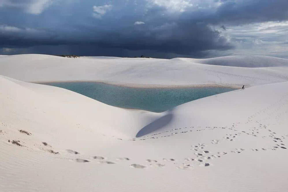 世界上最奇怪的沙漠，遍地湖泊水源充分，不见万里黄沙