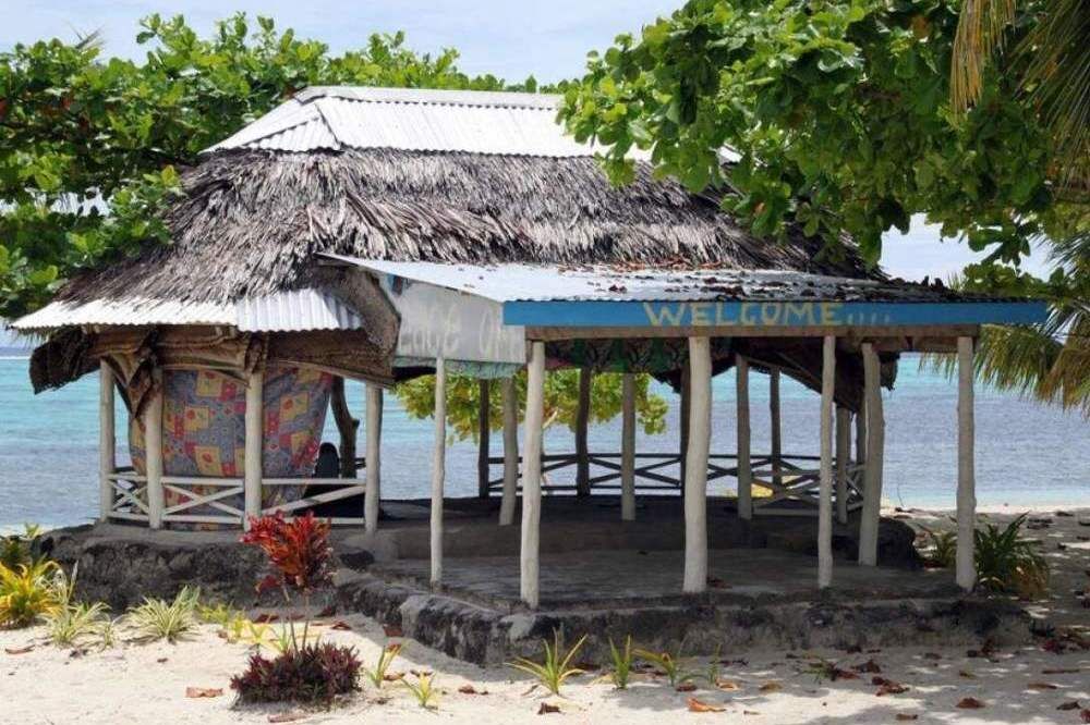 南太平洋上一岛国，环境就像伊甸园，传统房子只有屋顶没有墙