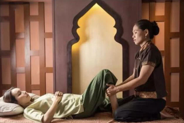 泰国独有“马杀鸡按摩”，游客排队体验半小时，网友：人都站不稳