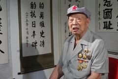他14岁参军，33岁开始学飞行，后成空军少将，如今102岁依然健在