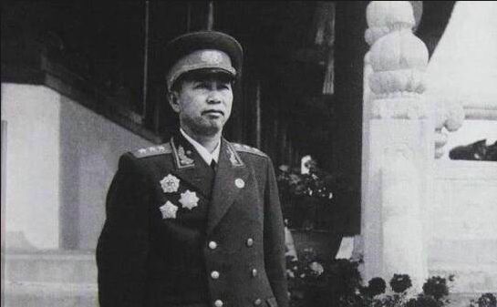 刘亚楼更火：要叫敌人跑了，非枪毙黄永胜不可！