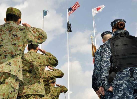 这是个危险信号，家门口出现了一艘不沉航母，安倍已暴露狼子野心