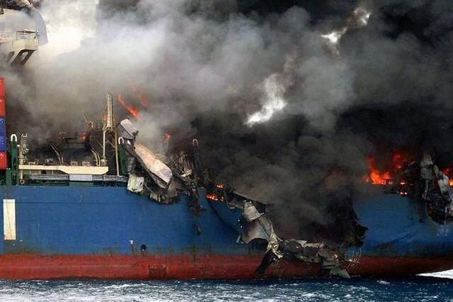 油轮正驶往叙利亚 突然被数枚导弹击沉 美国：不听警告就这下场！