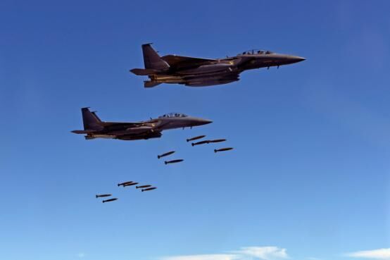 数架美军战机向伊拉克小岛投下36吨炸弹