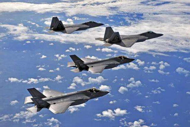 F-35在深夜出击 伊朗一处秘密基地遭猛烈轰炸 精锐部队死伤惨重！