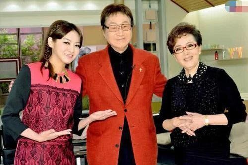 因春晚走红，年过半百却恋上17岁少女，少女怀孕后却由妻子照顾