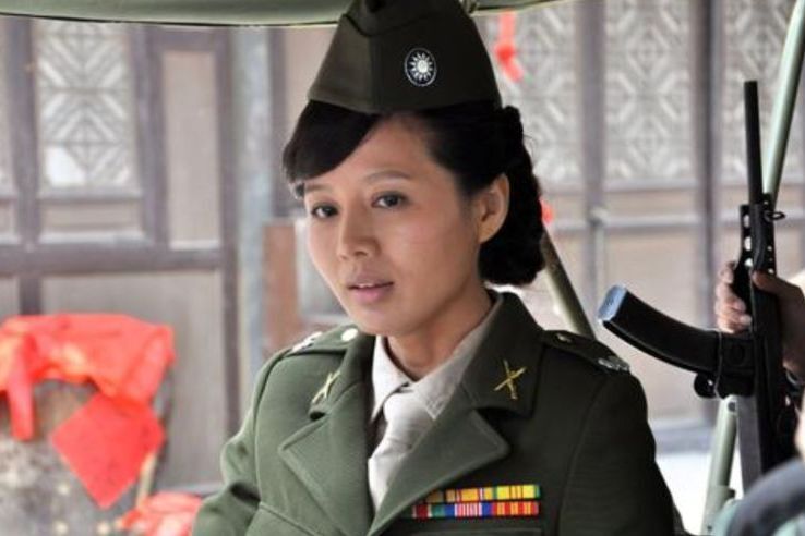 她为爱情退居二线，21年付出却被丈夫抛弃，今43岁为儿子再次复出