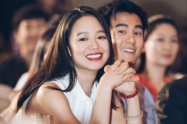 与大15岁丈夫因戏生情，婚后生下两个儿子，如今被丈夫宠成公主