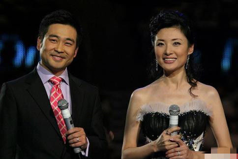 她连续16年主持春晚，两任丈夫身份都不一般，女儿却成一生的痛