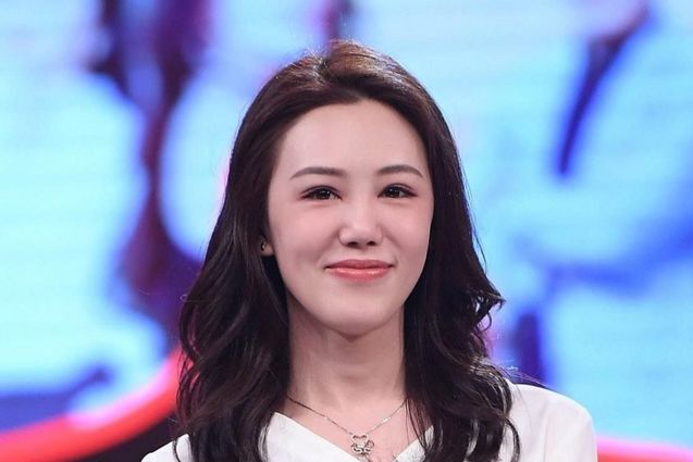 她不顾家人反对，嫁给刚出狱的黄海波，今37岁搭档孙红雷走红