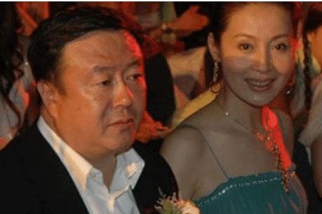 出道就被姑父捧红, 如今姑父改捧小30岁娇妻, 她沦落演网剧为生