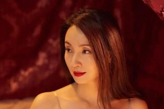 她和徐峥因戏生情，为了他息影10年，如今47岁再次翻红
