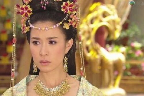 同居4年分手，佘诗曼再度翻红，而他却现状惨淡靠接烂片维持生计