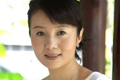 她是杜淳的继母，也是实力派老戏骨，曾为了演戏“假戏真做”