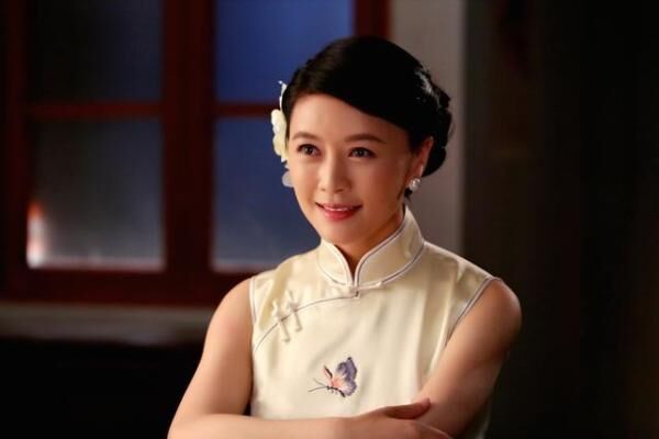 她29岁打败章子怡拿下影后，事业巅峰时退出娱乐圈，现有百亿身家