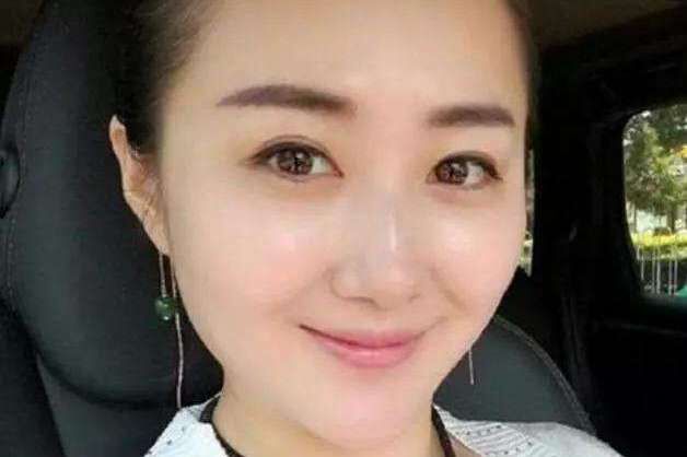 宋小宝二婚妻子近照，气质出众身材高挑，龙凤胎儿女颜值爆表