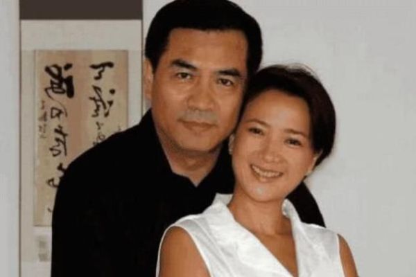 53岁何晴全家近照，年少无知两遇渣男，三婚却仍然美如贵妇