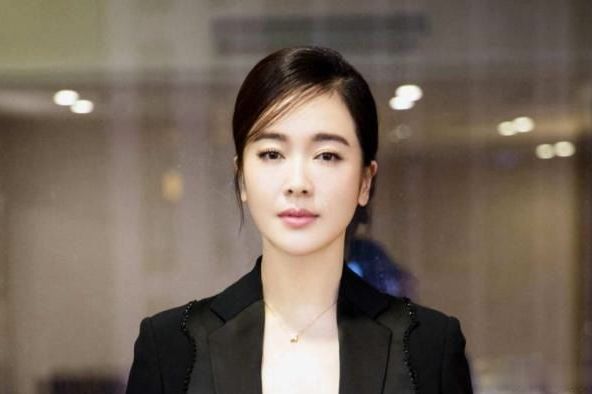 20岁就成央视主播，富豪老公为她净身出户，今43岁依旧美若天仙