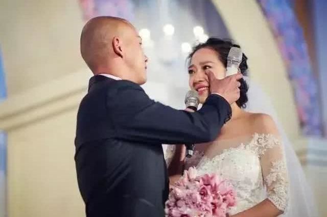 为了“追星”拼命考中戏，只为嫁给偶像，相差9岁如今被宠成公主