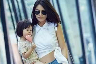 她撞脸刘涛，曾和陈思诚分手，如今35岁独自带女儿生活
