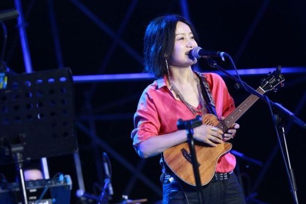 51岁的她曾4次登上春晚，与恩师相恋却被欺骗打胎，如今依旧单身