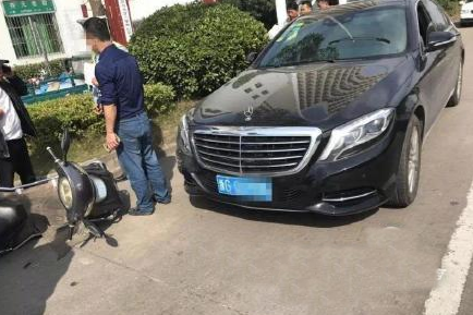 大伯骑车逆行撞上奔驰，奔驰司机愿意担责，交警：不行