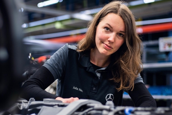 奔驰辛德尔芬根工厂的女技师，专门组装S级，比国内的技术好很多