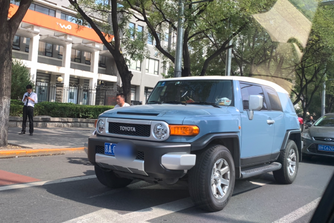 北京街头的丰田FJ酷路泽，犹如鹤立鸡群一般，想不被注意都难