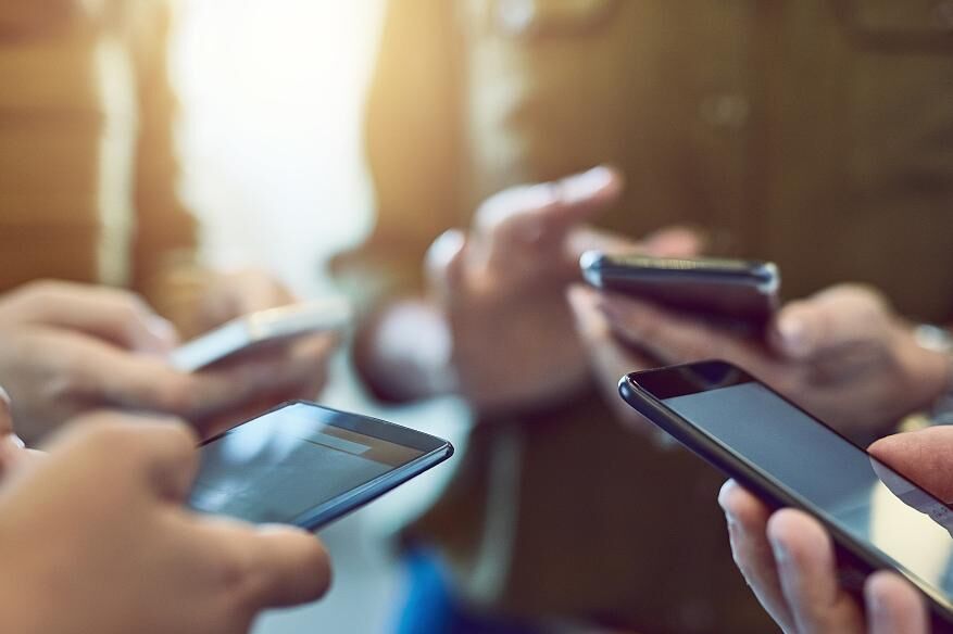 荣耀逆势登顶背后，智能手机行业的危机与转机