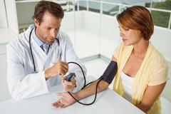 测量血压的时候，应该量左手还是右手，有没有具体要求？