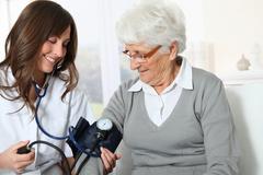 妈妈体检时发现血压升高了怎么办，生活干预与药物治疗如何选？