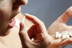 长期服用糖皮质激素时，要注意什么，可以与胃药同服减轻副作用么