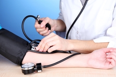 长时间服用降压药会发生什么？高血压患者什么时候开始药物治疗