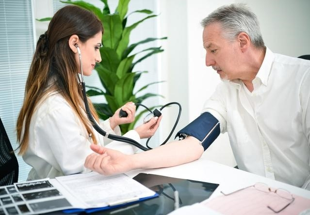 高压145低压90算是高血压么？平时没什么感觉，应该怎么办