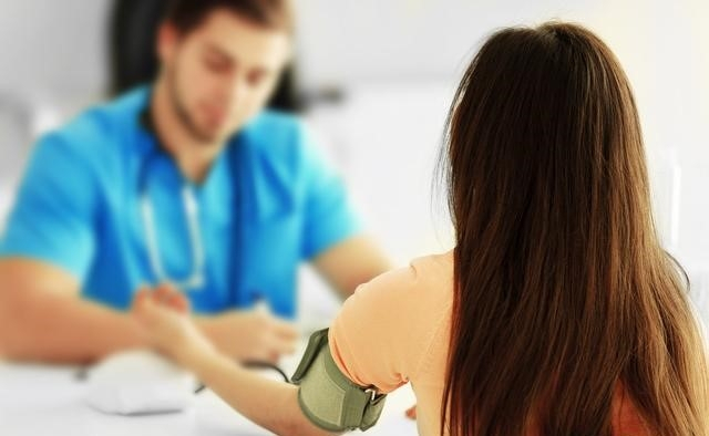 现在得高血压的人越来越多，其原因在哪，如何预防？