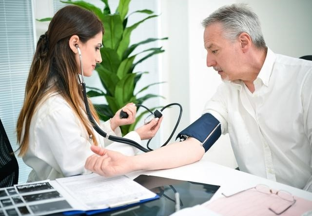 高血压病人服用降压药，记好4点用药原则，控制血压更容易