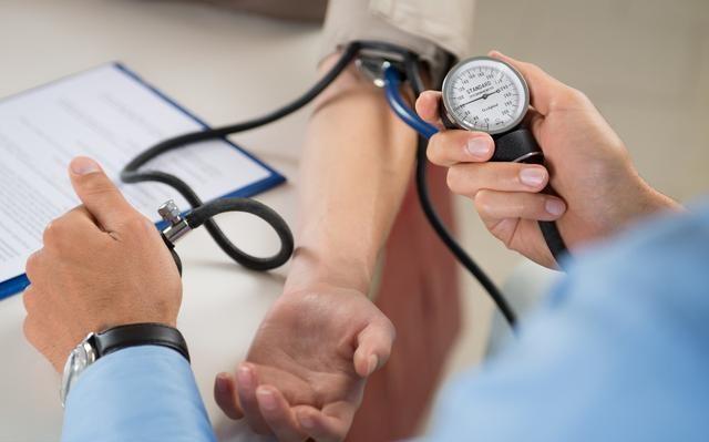 同患高血压20年，面对的人生却不同，服药与不服药的区别有多大？