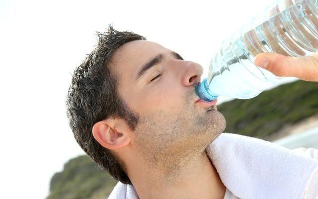 多喝水对身体好不好？水喝多了会把肾累坏么？来看看正确答案