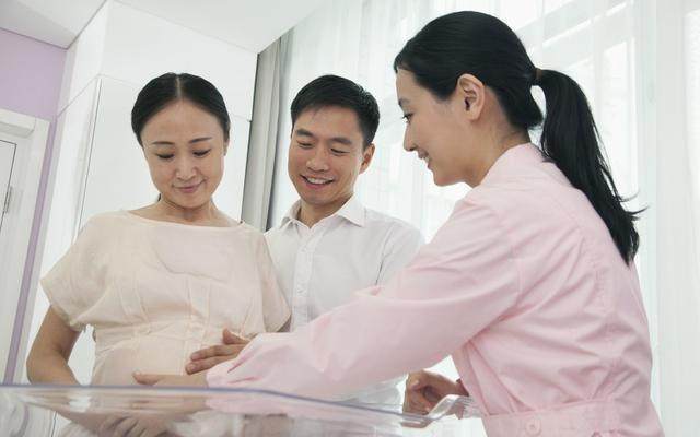 夏天坐月子真的不能见风么？开空调和风扇可以么？中暑怎么办