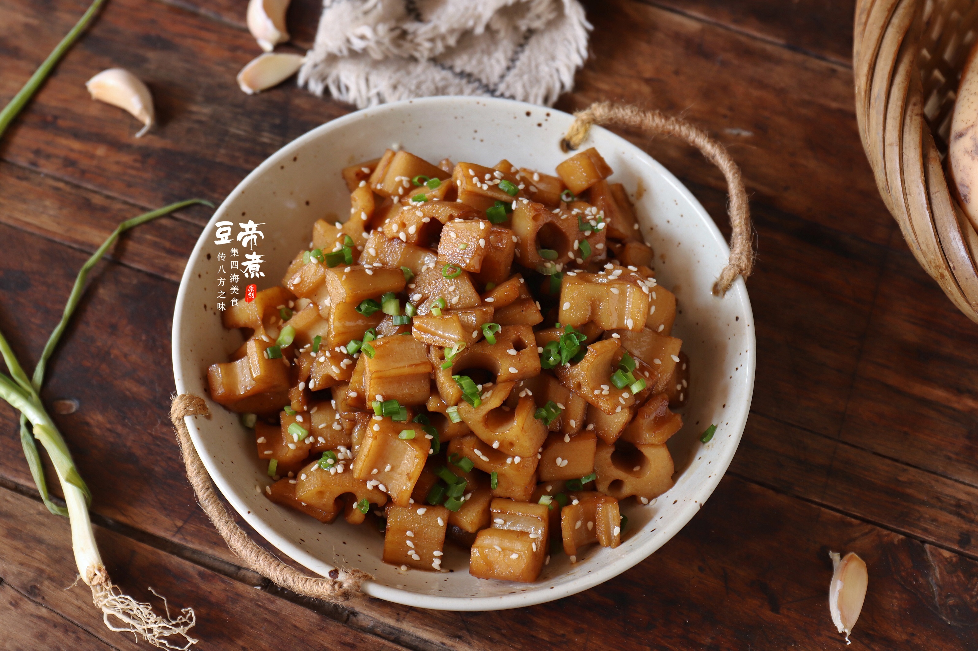 莲藕不要炖肉，这样炒更有味道，吃起来更脆，家人爱吃做法还简单